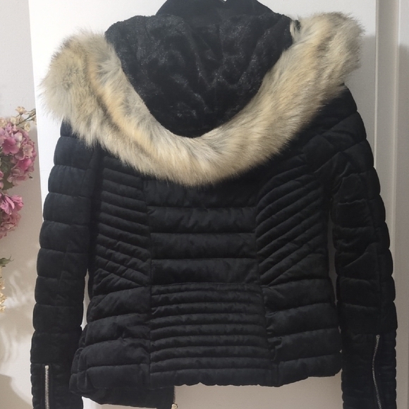 Women's Black Quilted Jacket with Faux Fur Trim - Picture 4 of 4